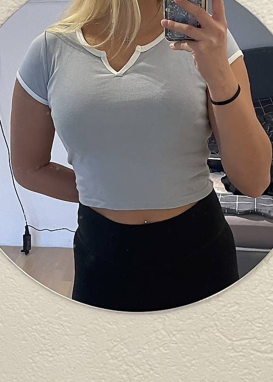 Brandy Melville T-shirt: Brandy Melville T-Shirt – Nuovo (secondo la descrizione) da Schüpfen venduto da ani_gj8r 1